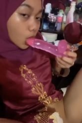 Fanessa Hijab Merah Colok Memek Pakai Dildo